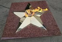 Плита из красного гранита (518205) монтаж комплект горелка ГВД 379 10 89 00 ПС вечный огонь звезда латунь ø 1100 мм. пустотелая  в Омске