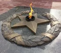 Бронзовый венок со звездой вечного огня в Омске (518550)