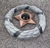 Венок из литьевого чугуна вечный огонь в Омске (518576)
