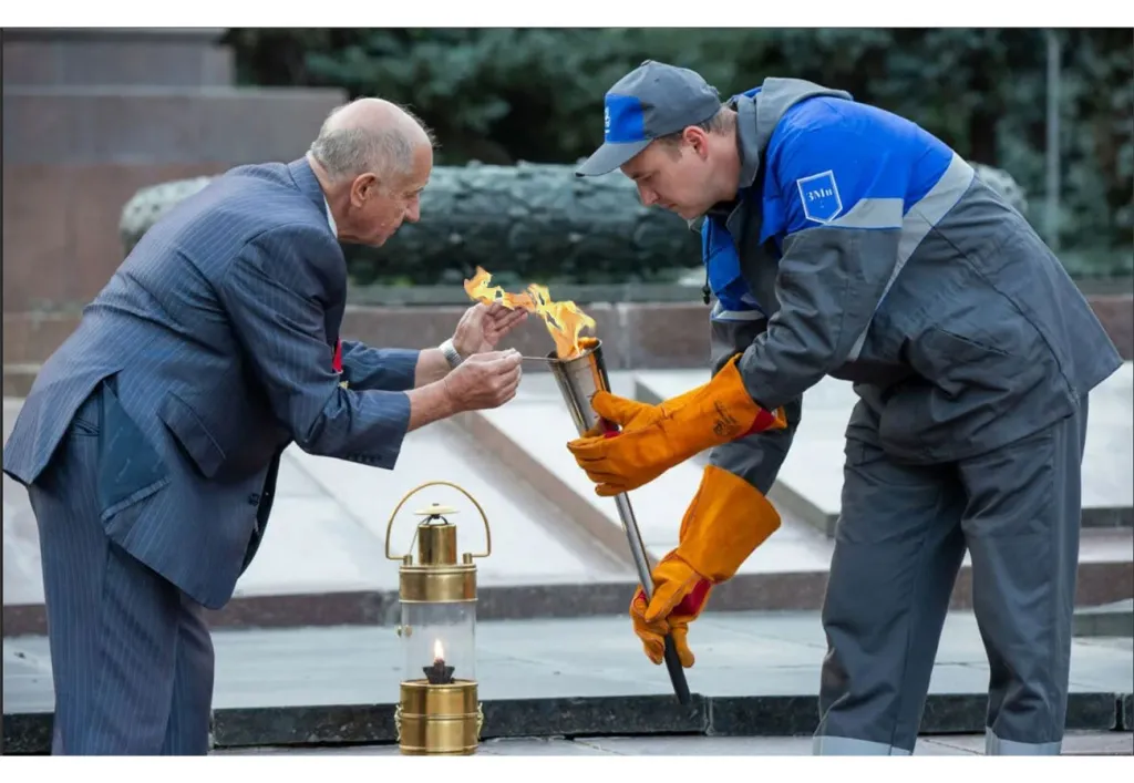 Лампа для переноса вечного огня в Омске 