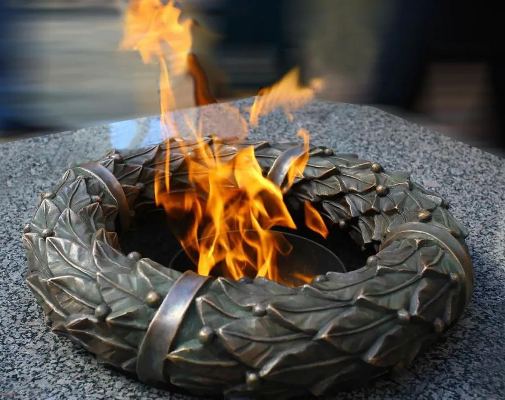 Лавровый венок на вечный огонь из бронзы в Омске